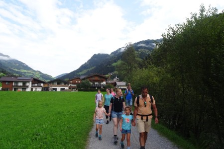 Familienspaziergang mit Dominik zu den Alpakas