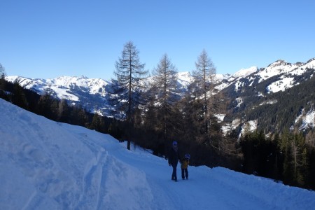 Winterwanderung und Rodelpartie mit Dominik